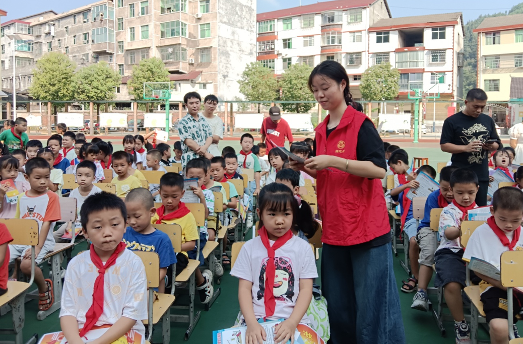 大树坳乡：国防教育进小学 上好开学第一课