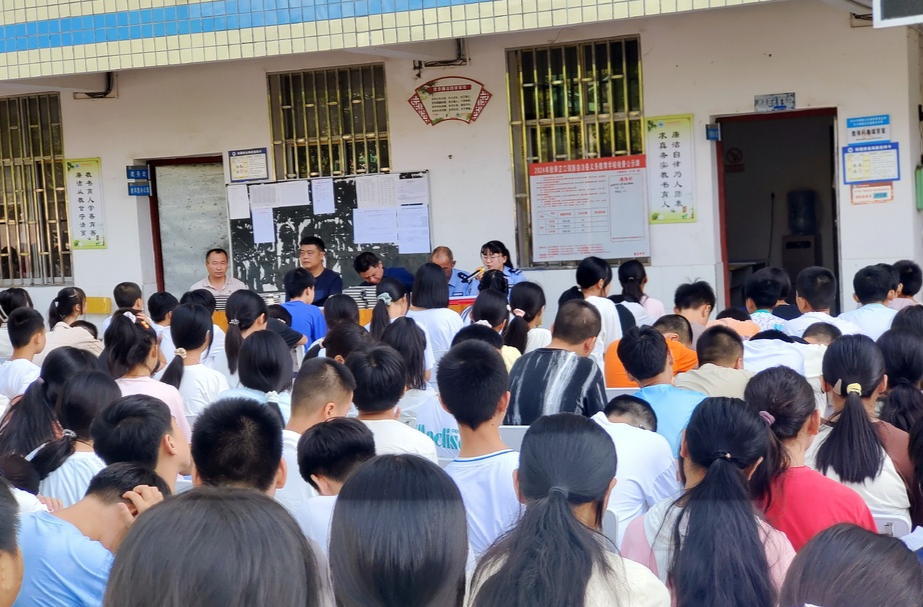 罗旧镇司法所开展“法治之光照亮校园”进校园活动