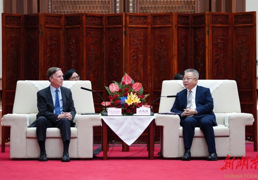 沈晓明会见美国驻华大使尼古拉斯·伯恩斯一行