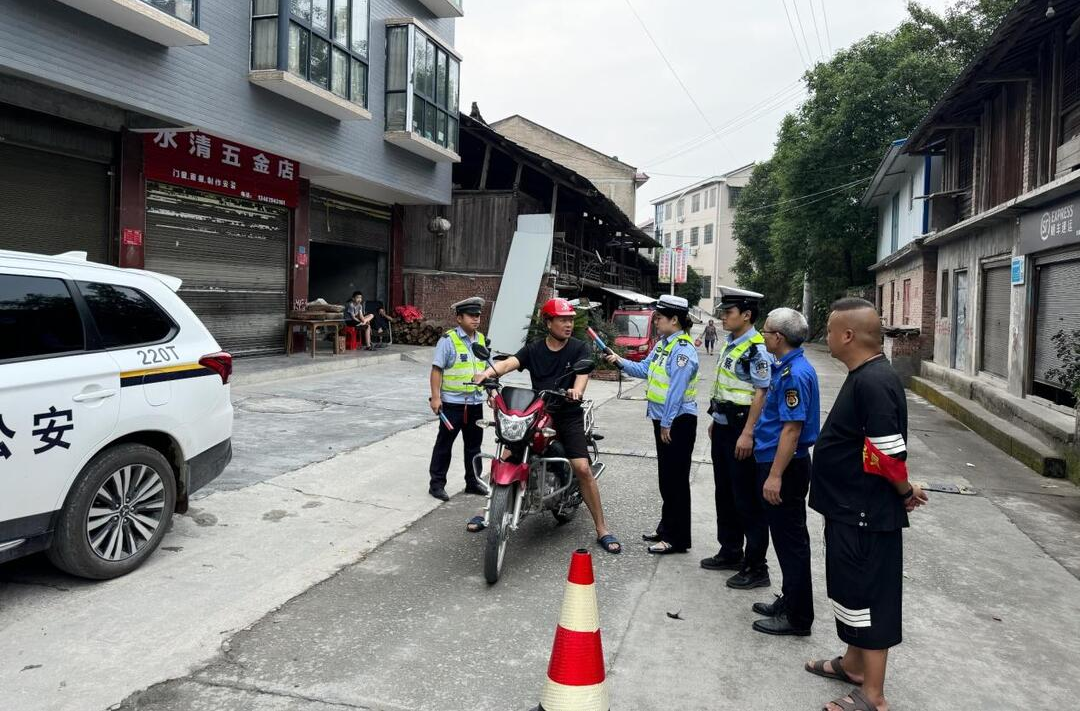 梨溪口乡：中秋团圆时，道路交通执法保安全