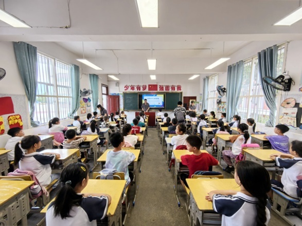 芷江法院开展秋季送法进校园活动