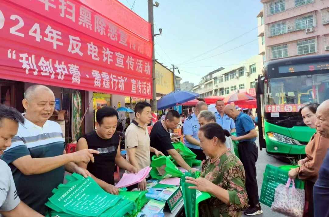 岩桥镇：赶集日变身宣传大舞台