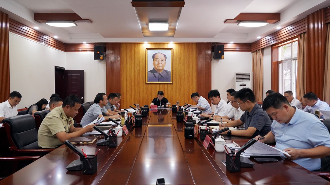 县委常委会召开会议 梁志平主持