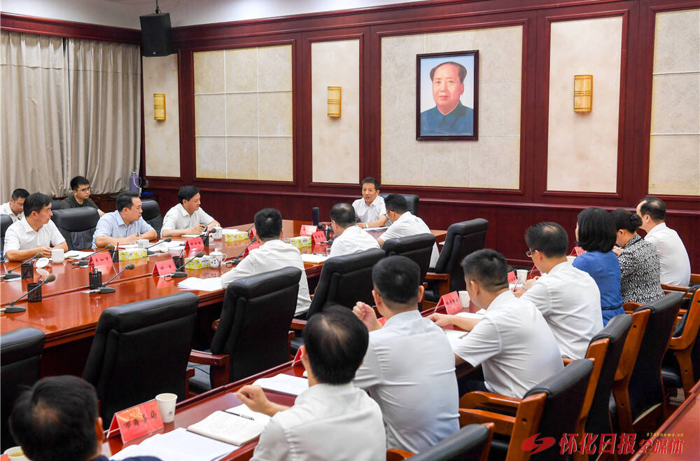许忠建主持市委理论学习中心组集体学习