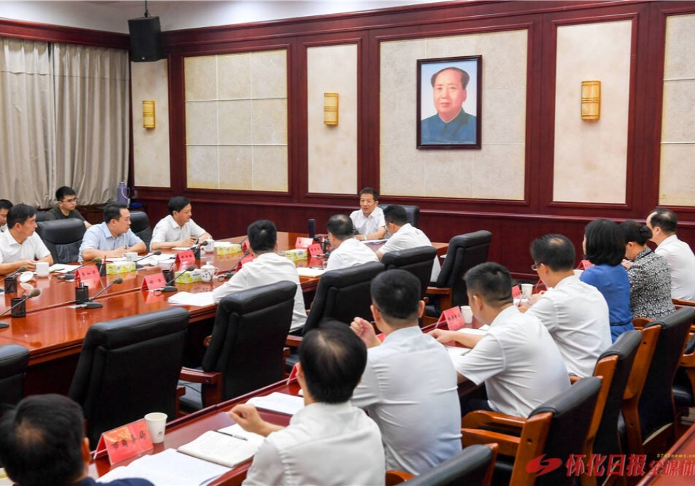 许忠建主持市委理论学习中心组集体学习