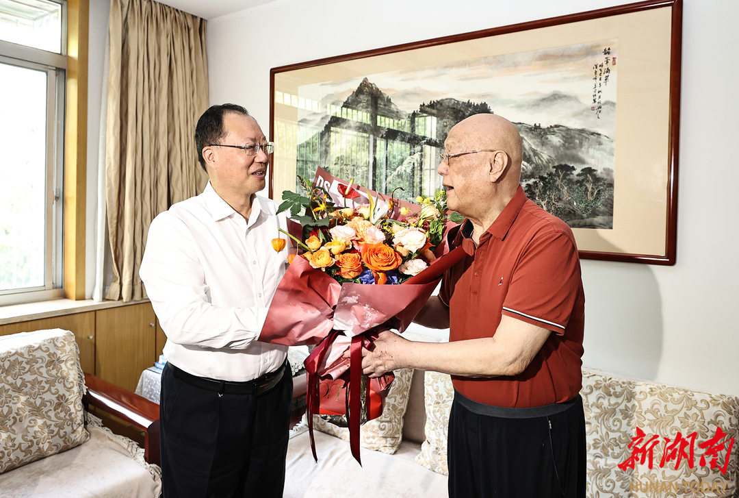 毛伟明慰问老党员、老干部和先进模范代表