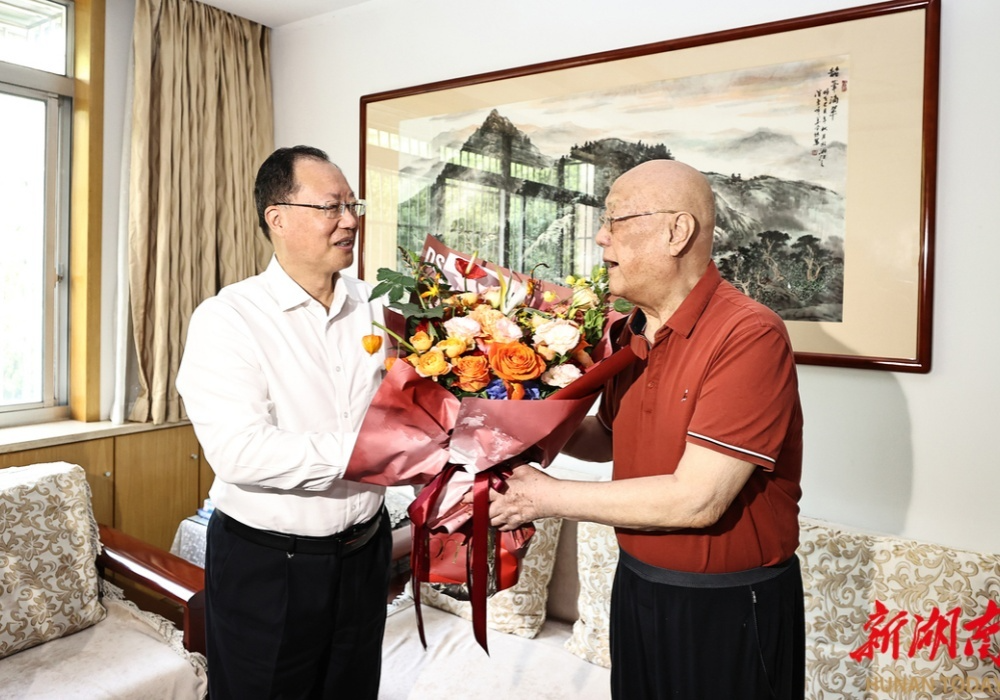 毛伟明慰问老党员、老干部和先进模范代表