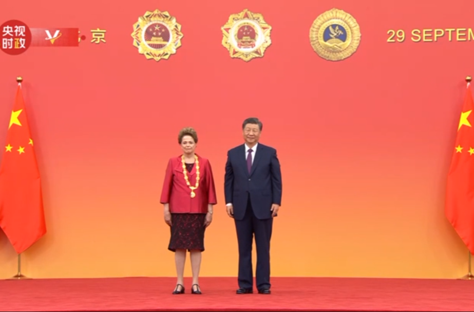 习近平向迪尔玛·罗塞芙颁授“友谊勋章”