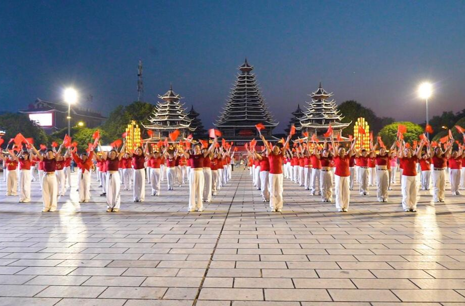 芷江健身舞爱好者齐聚广场 共庆祖国75周年华诞