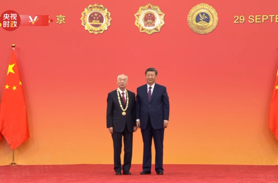 习近平向张燮林颁授“体育工作杰出贡献者”国家荣誉称号奖章