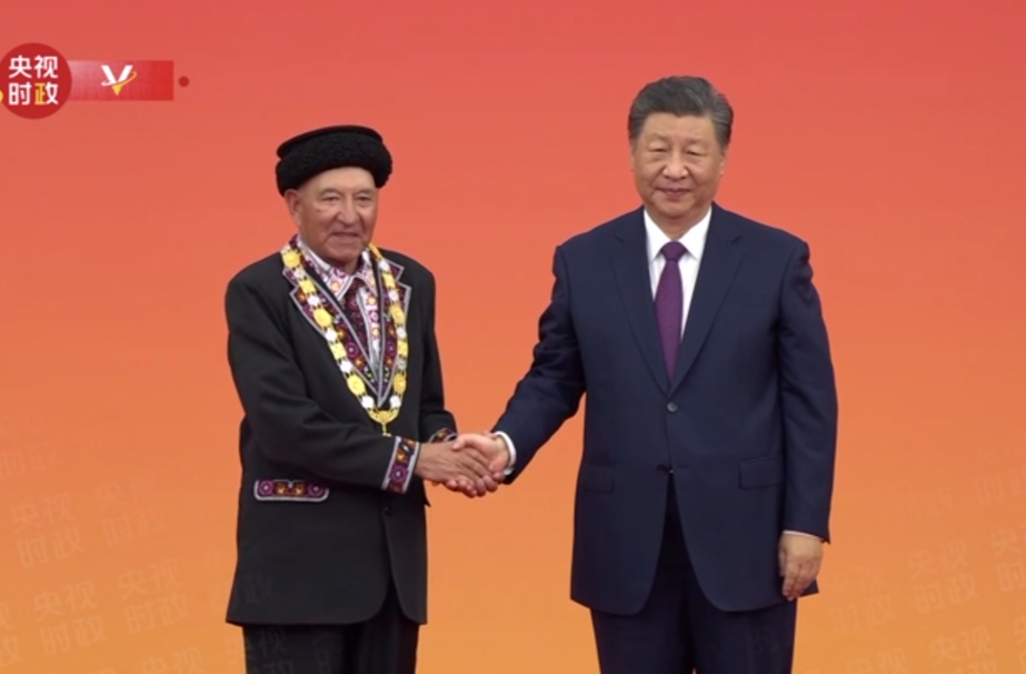 习近平向巴依卡·凯力迪别克颁授“人民卫士”国家荣誉称号奖章