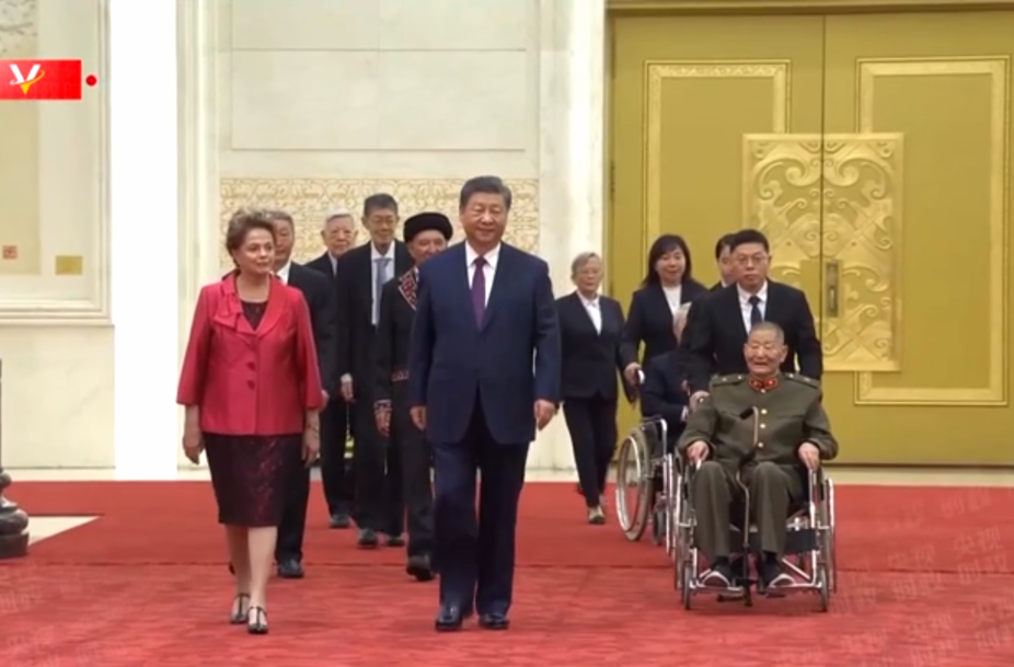 习近平同国家勋章和国家荣誉称号获得者步入颁授仪式现场