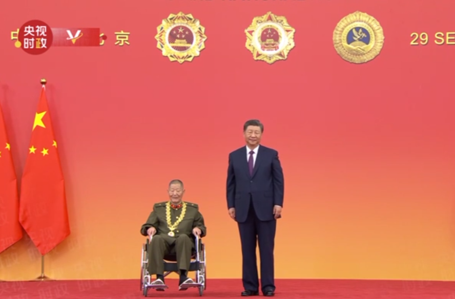 习近平向黄宗德颁授“共和国勋章”