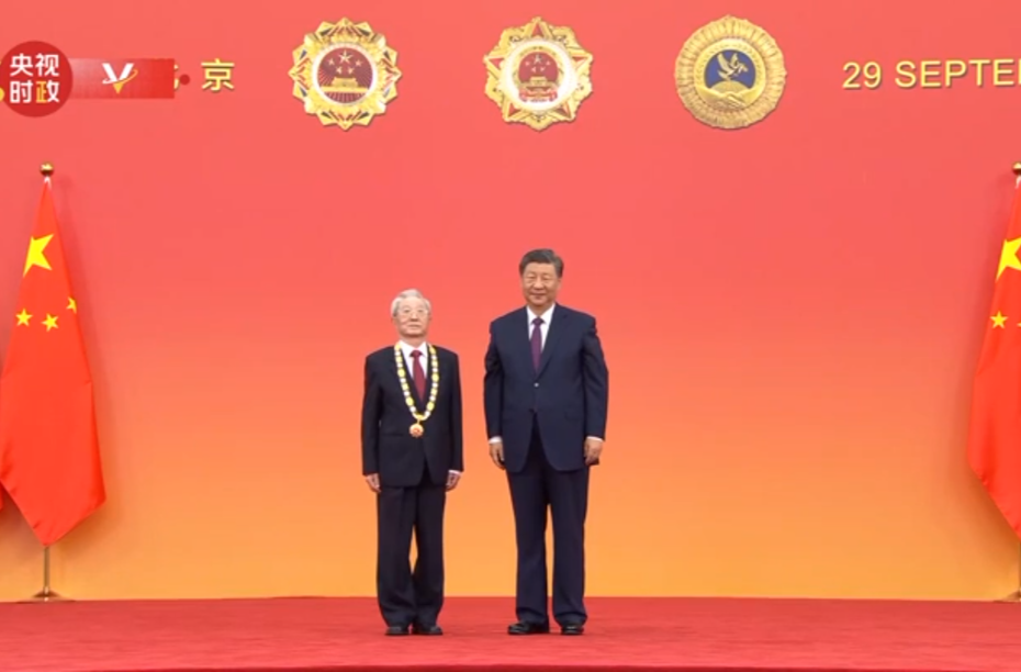 习近平向张晋藩颁授“人民教育家”国家荣誉称号奖章