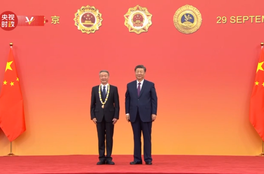 习近平向许振超颁授“人民工匠”国家荣誉称号奖章