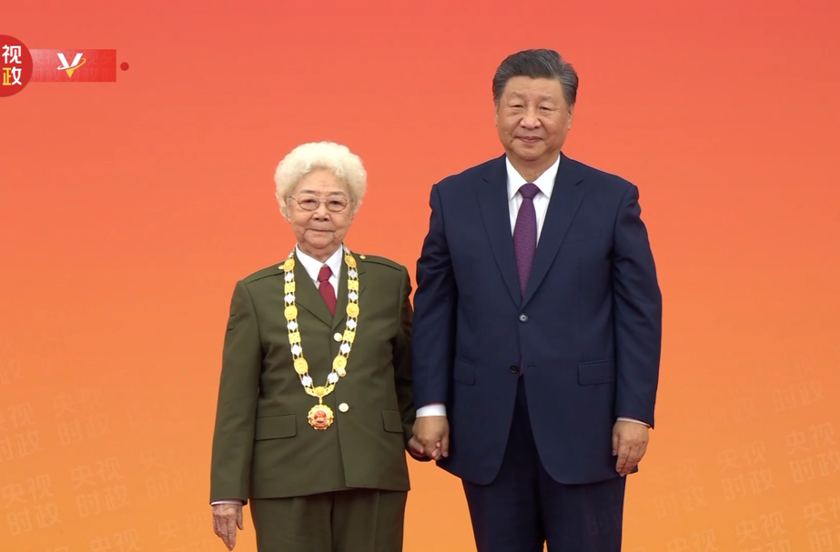 习近平向田华颁授“人民艺术家”国家荣誉称号奖章