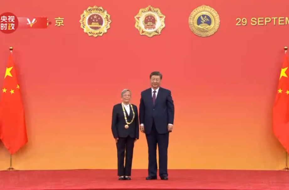 习近平向路生梅颁授“人民医护工作者”国家荣誉称号奖章
