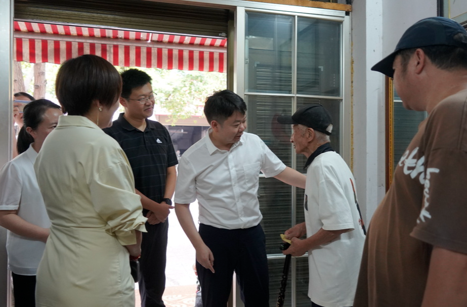 梁志平国庆前夕开展走访慰问因公牺牲党员干部家属、离休老干部、百岁老人活动