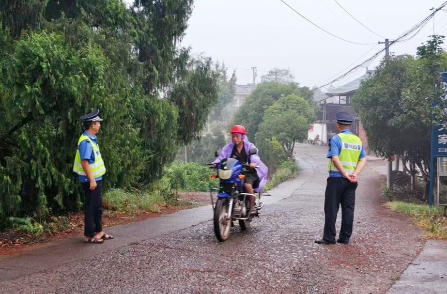 楠木坪镇：全力筑牢农村道路交通安全防线