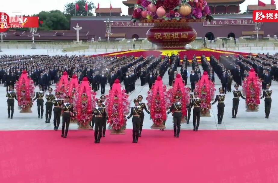 习近平等党和国家领导人向人民英雄敬献花篮