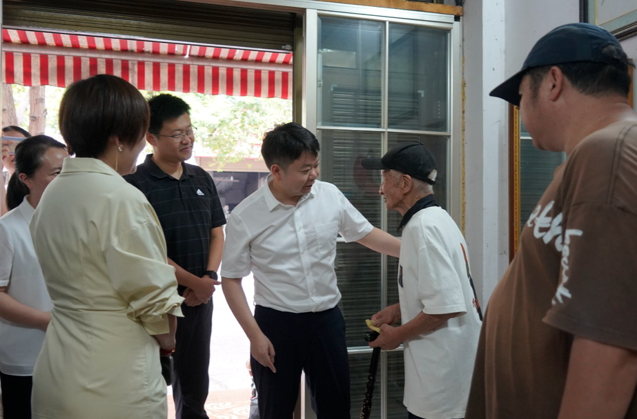 梁志平国庆前夕开展走访慰问因公牺牲党员干部家属、离休老干部、百岁老人活动