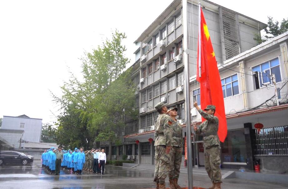 县委大院举行国庆升国旗仪式