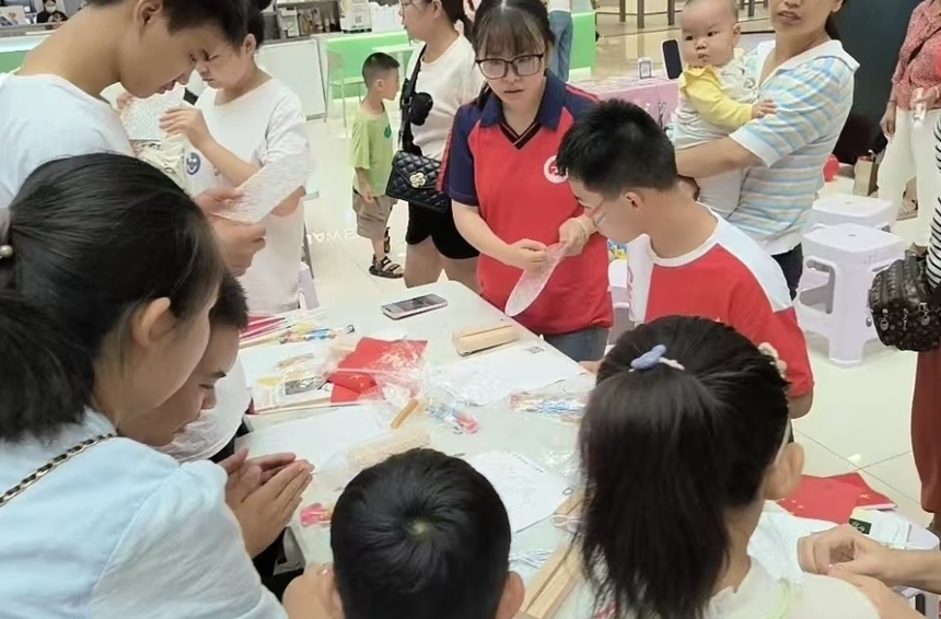 芷江心萌芽幼儿园携手特校举行“心手相牵 共庆国庆”活动