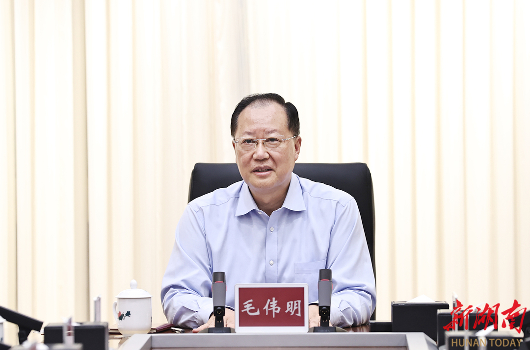 毛伟明主持省政府党组会议传达学习省委十二届七次全会精神