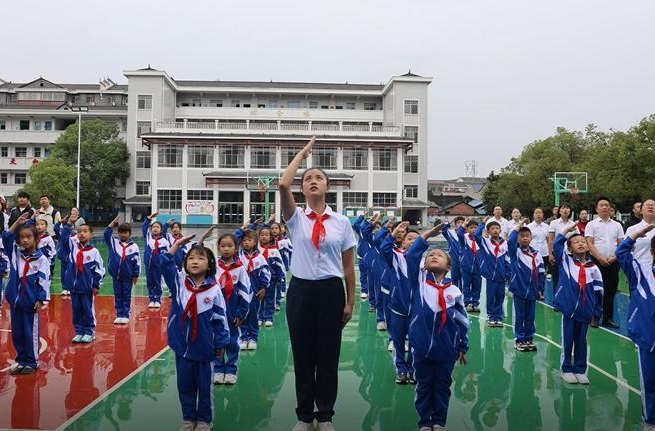 向国旗致敬 为祖国庆生：河西小学举行“迎国庆”升旗仪式