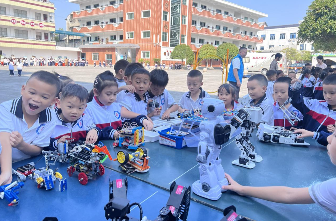 芷江“百名院士进校园 万名科技工作者上讲台”暨科普大篷车活动走进城南小学