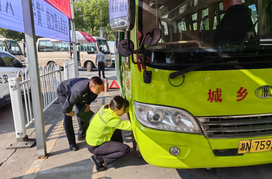 芷江交警：开设助企“绿色通道”，集中办理客车转户业务