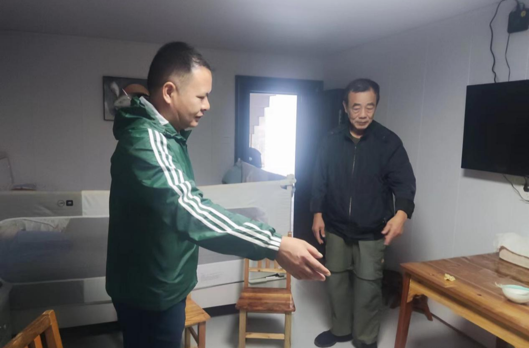 九九温情重阳节  芷江总工会走访慰问离退休人员