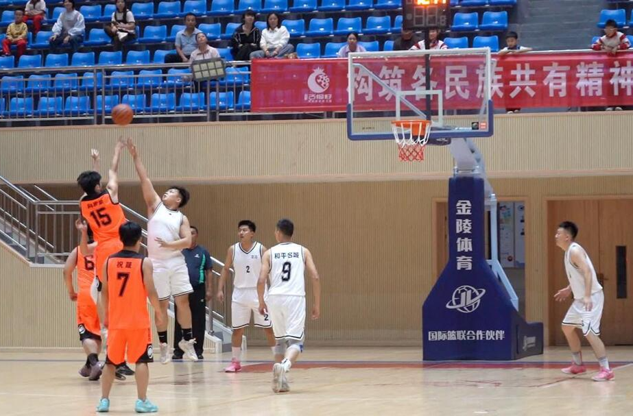 湘雅医院新青年篮球队与芷江中青年干部篮球队举行篮球友谊赛