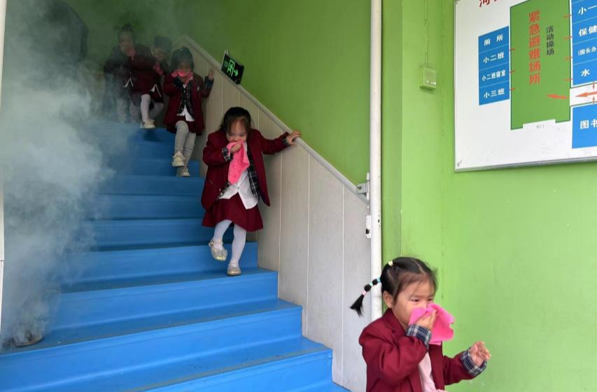 河西幼儿园开展消防演练活动
