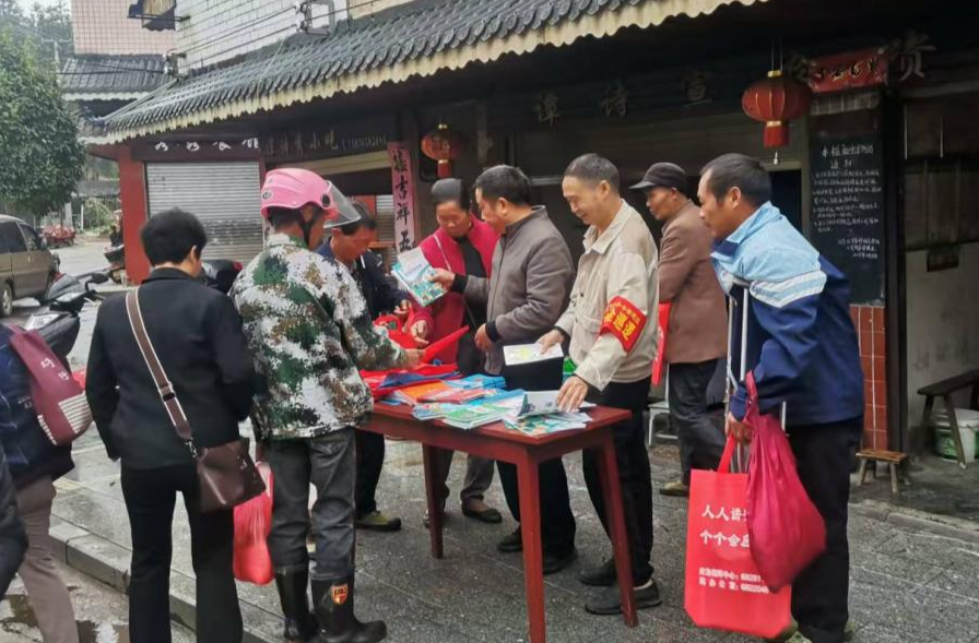 洞下场乡开展“人人讲安全 个个会应急”防灾减灾宣传活动