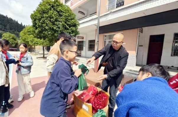 牛牯坪乡开展关爱留守儿童活动