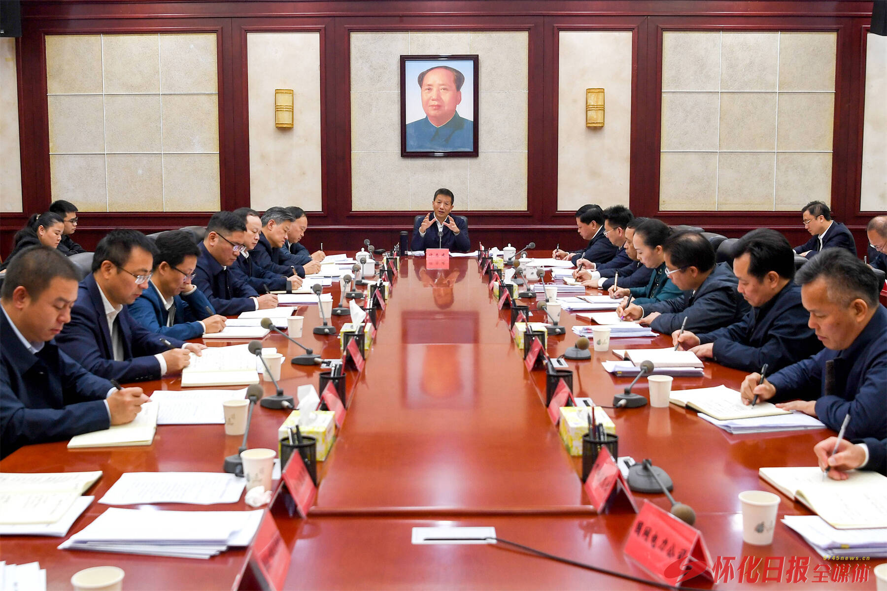 許忠建在鶴中一體化發(fā)展工作三季度講評會上強(qiáng)調(diào)：堅(jiān)持抓重點(diǎn)攻難點(diǎn)求實(shí)效