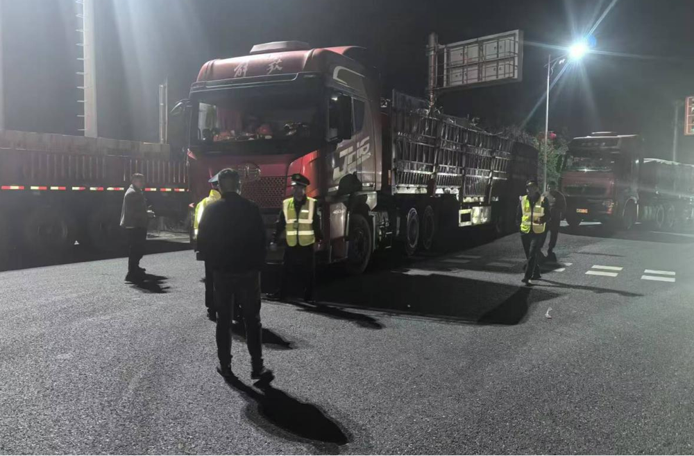 芷江：交通运输综合行政执法大队与高速工作人员联合夜查超限车辆