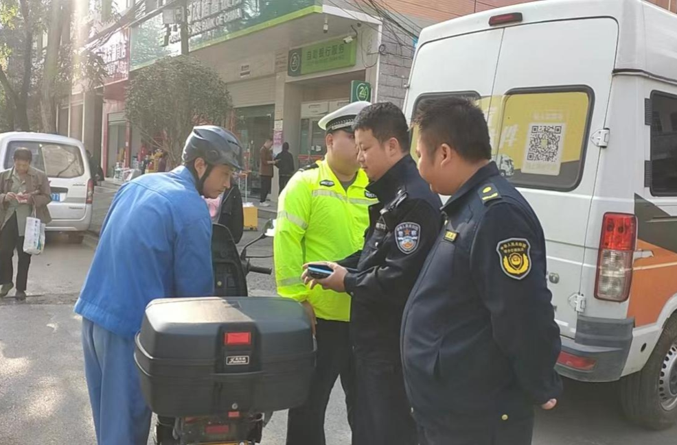 新店坪镇：开展道路交通安全执法行动