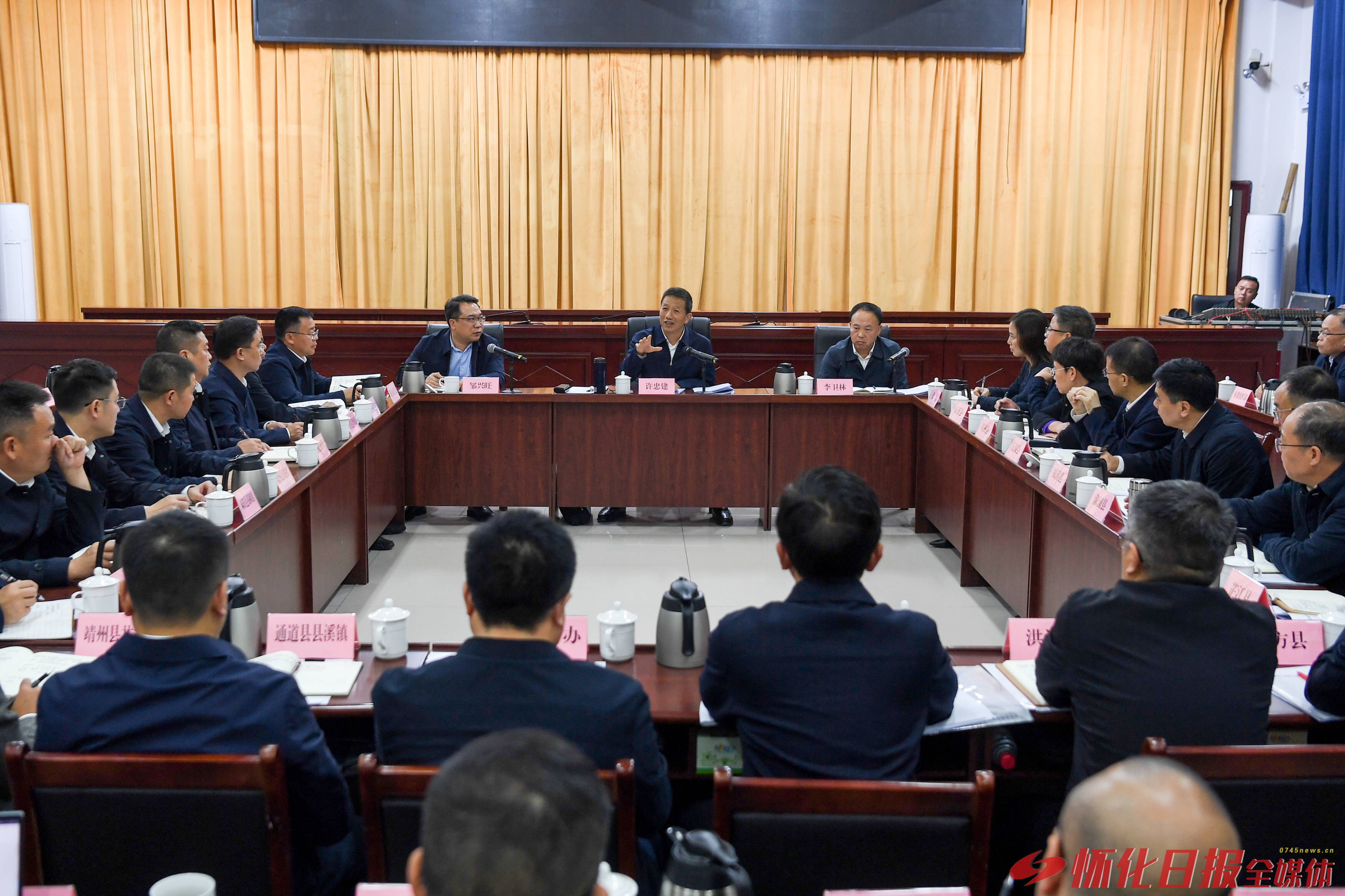 許忠建：切實(shí)做大做強(qiáng)中心城鎮(zhèn)