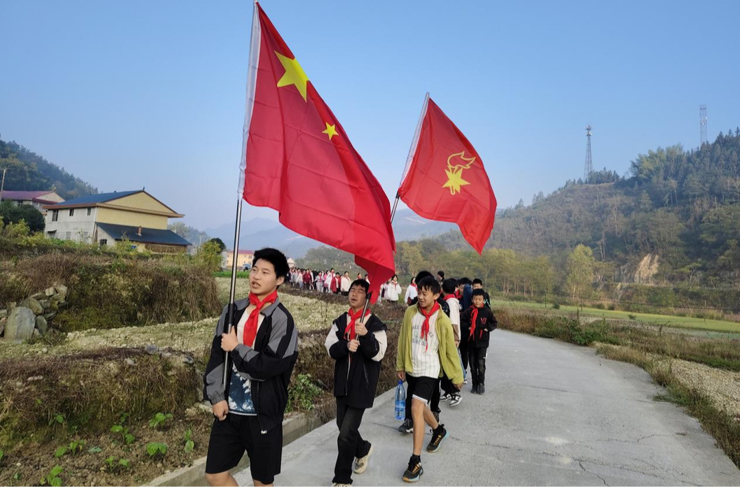 罗岩学校开展“弘扬长征精神 赓续红色血脉”徒步实践活动