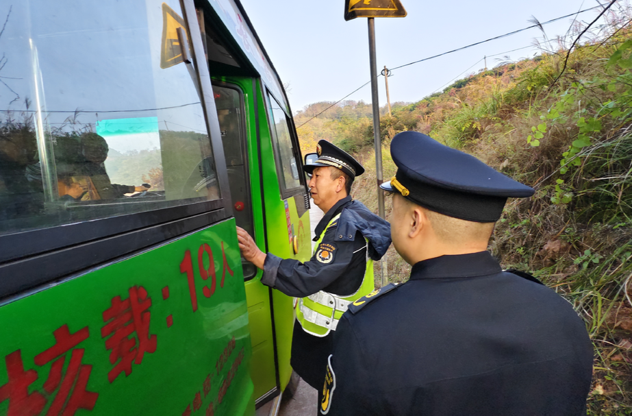 楠木坪镇：加强安全检查 筑牢道路交通安全防线