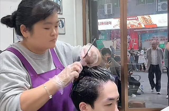 怀化“发型师晓华”店外大排长龙 更多人正陆续赶来！怀化文旅邀你体验“怀味”美食