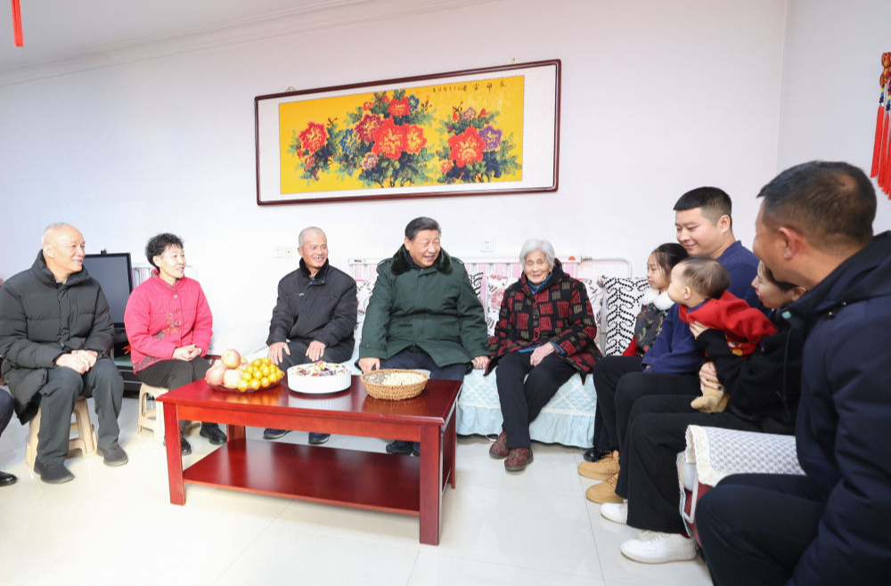 第一观察·瞬间 | 总书记的手总是紧紧同人民握在一起