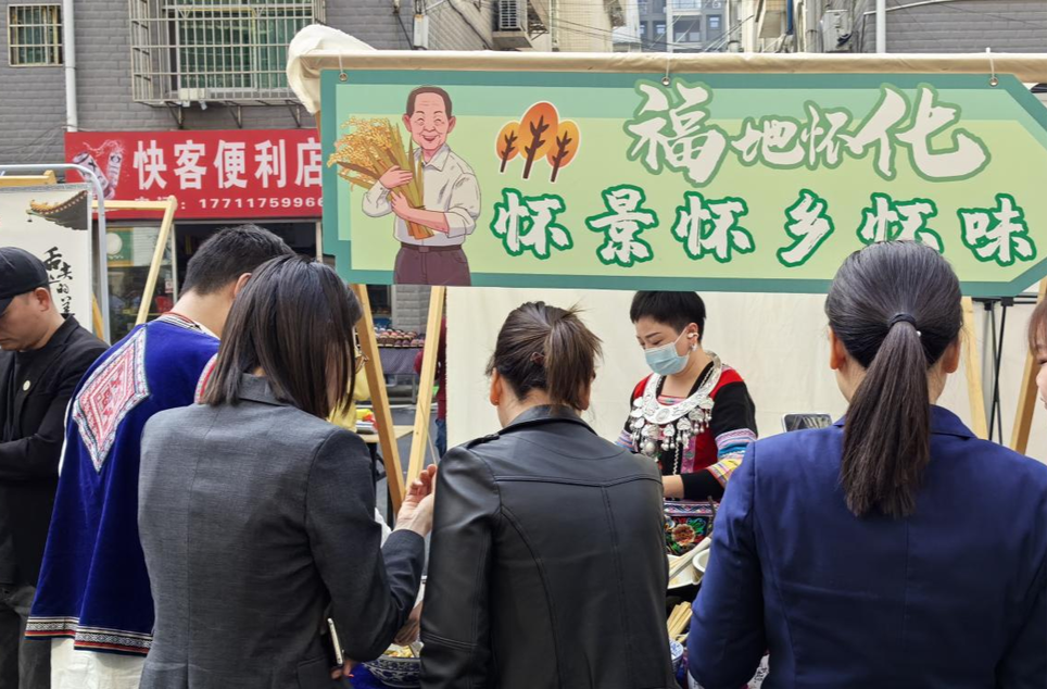 芷江各大景区宣推、芷江非遗产品亮相晓华理发店，为芷江文旅打call