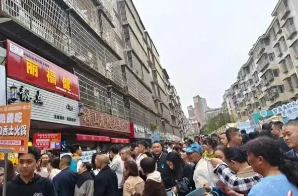 “听得懂话”的理发师晓华：从个人流量到城市名片，当地如何实现长效发展？
