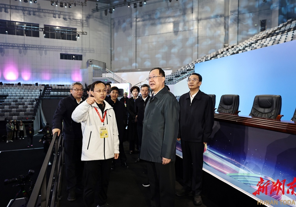 毛伟明在长检查第一届全国青少年三大球运动会安保工作
