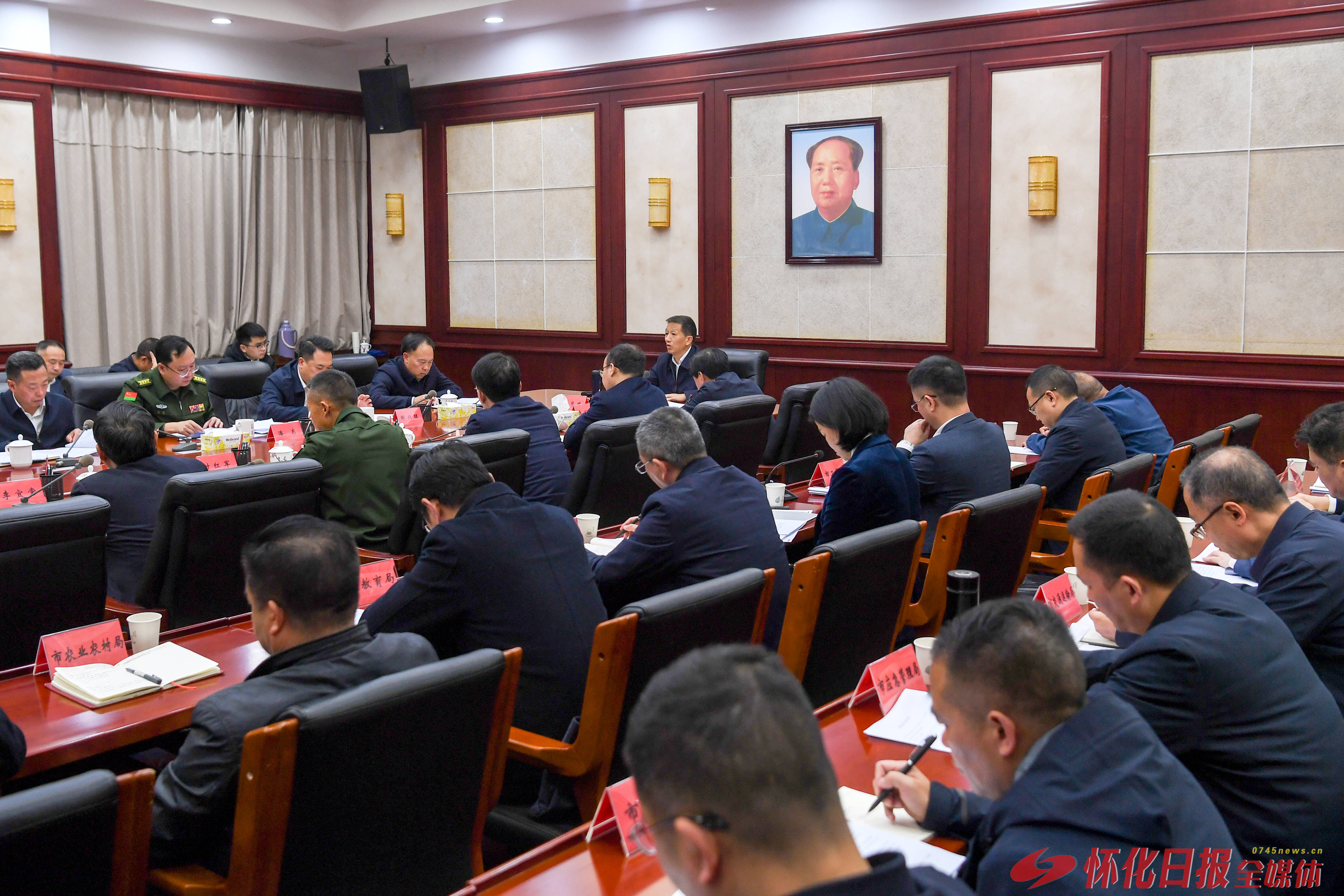 市委召開(kāi)議軍會(huì)議，開(kāi)展市級(jí)領(lǐng)導(dǎo)過(guò)“軍事日”活動(dòng)