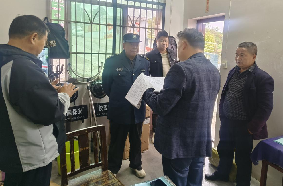 新店坪镇：站好“护学岗”  撑好“平安伞”