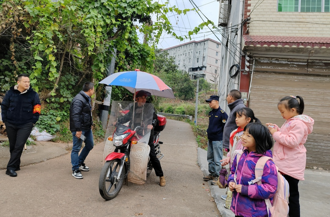 罗卜田乡：坚守“执勤护学岗”，为学生安全保驾护航